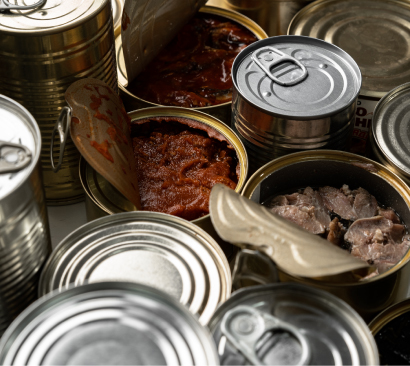 Latas abiertas con comida