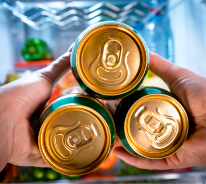 Latas sostenidas con la mano