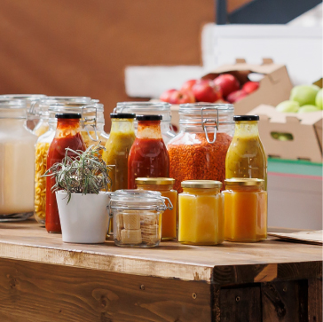 Tarros con conservas y especias